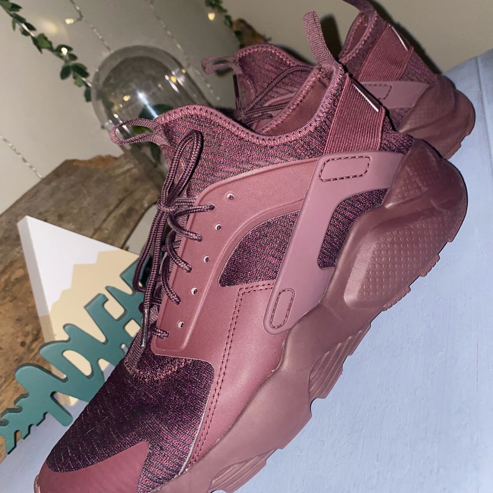 Nike Air Huarache Run
Ultra SE Deep Burgundy Size 10